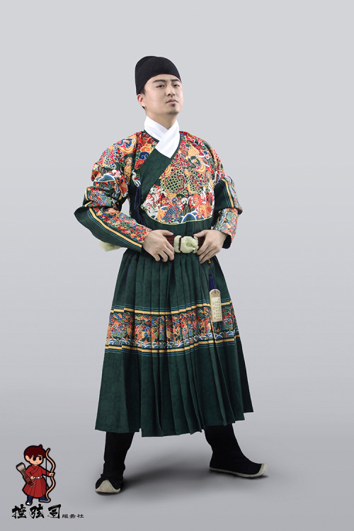 The Yèsā (曳撒) and Tiēlǐ (貼里) are Imperial Ming garments for males. While the Tieli has a pleated ski