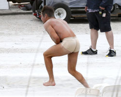 famousdudes:  Zac Efron’s ass crack becomes visible on set.