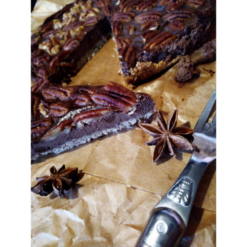 Weekend Cake in “NightOwlMode” again. . …oven baked run out of Pecan/Dark chocola