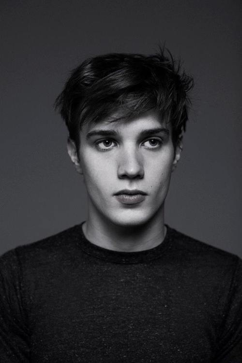 calichele:  Carlos Cabrera | stylist: Jimo Sorano | ph. Mical Valusek (via Look1 Model Management) 