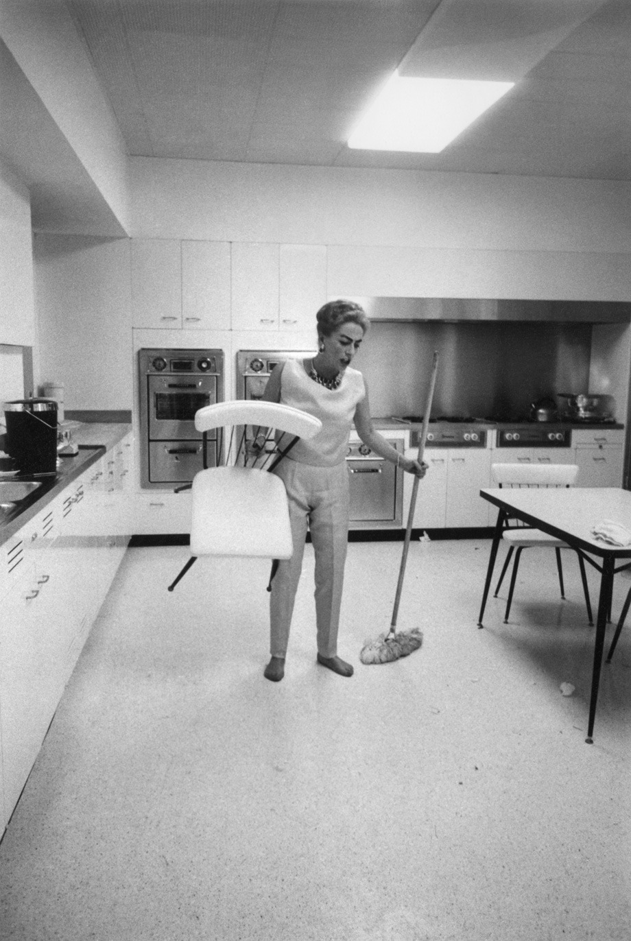 midcenturymodernfreak:  1959 Joan Crawford cleaning her house in Hollywood, CA -