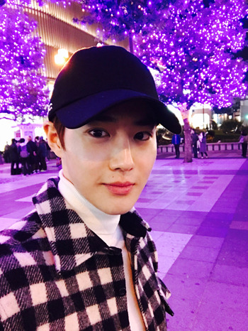 theuniverseofsuho: 161212 [From. SUHO] 1일 1수호  오사카엔 12월에도 벚꽃이 피네요.우리 엑소엘 자주 보고싶다.  ht