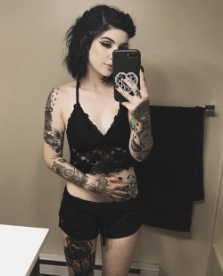 yoyomabear:  gravemay: torileighhall: Instagram - fallenmoon13  I aspire to look like this😔😍😍   😍