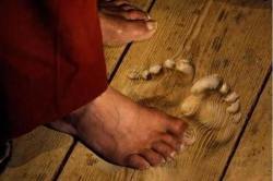 coolthingoftheday:  These footprints were worn into the wood by a Buddhist monk, who stood in that exact spot to pray every day for twenty years.  