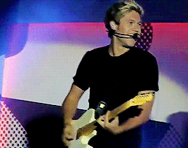 slowshands:Niall + the Mick Jagger’s impression that Harry used to do with him first.