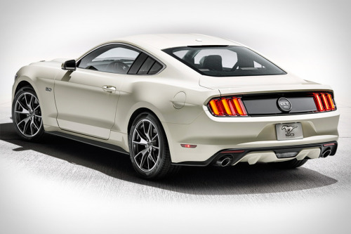 kkww:  (via 2014 Ford Mustang Sports Car | Awesome Performance & Eye-Catching Style | Ford.com)