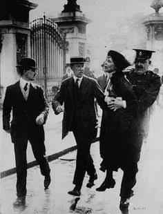 feminismohoy:  El feminismo de antes era el que valía la pena, ese que era pacifico,