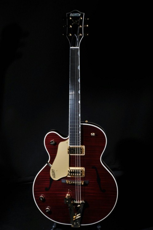 guitarlust:  This has to be in the Top Ten best looking guitars of all time, surely - Gretsch Chet Atkins Country Gentleman. 