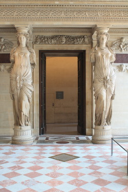 classical-beauty-of-the-past:Large Statues flanking door by Vinanti 