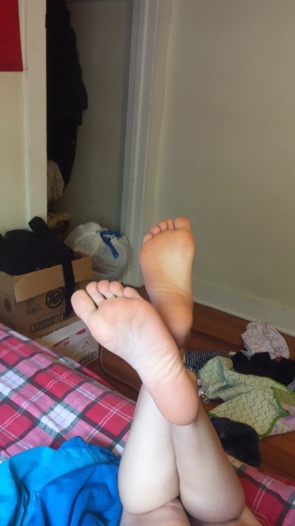 prettyfeet1998:Feeties needin some company