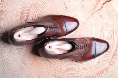 meccariello-calzoleria:  Meccariello Aurum bespoke:Model Quintus  made with  Ilcea calf in  in mahogany color and  reddish brown