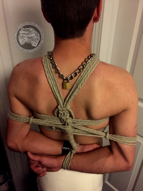 myfroghashat:  It’s a common story, really… Doms (in this case, represented by @boundguychiand yours truly) meet a diaper boy (@thelittlebro); the boy gets fitted for some nice rope and a head harness; the Doms use and abuse the boy; the boy gets