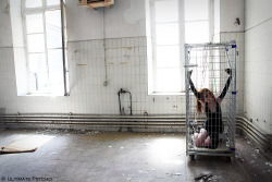 despairs:  En cage II by Ultimate-Psycho