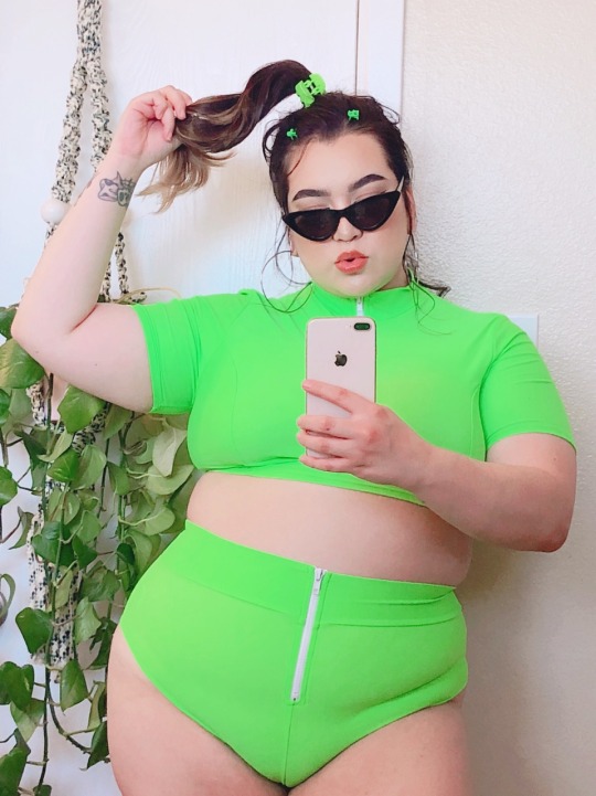 rosariummm:  Fat alien babe👽🔫 *Please don’t reblog to porn blogs don’t delete my captions I’ll block you* 