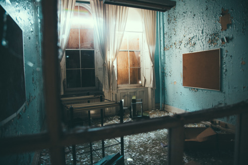 feed-y0ur-mind:  opiate-ofthe-people:  reallylameblog:   Hudson River State Hospital: A former New York state psychiatric hospital abandoned in 2003  THIS IS IN MY TOWN TOO OMG  oh shit….i know some people who went in here at midnight to smoke a bunch