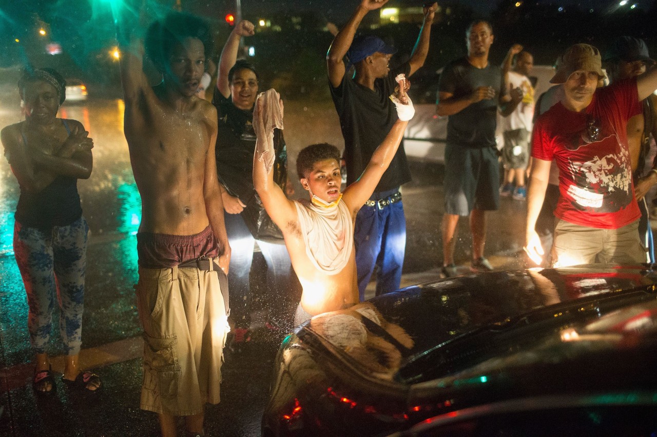 FERGUSON
Un herido de gravedad durante protesta en Ferguson. Tiroteo en el que se vio implicado un policía en Ferguson, Misuri (Estados Unidos). La Policía ha dispersado esta madrugada a los manifestantes concentrados en recuerdo de la muerte hace un...