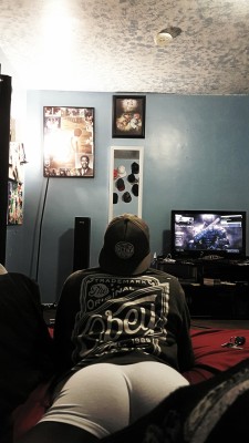 straightandgaymers:  I do like gamer butt. More at straightandgaymers.  J - this is how I wanna play video games with you!