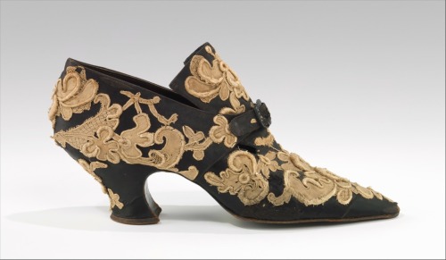thevintagethimble:  Evening shoesPietro Yantorny. 1914–19. French. Silk, metal & jet. Pietro Yantorny (1874-1936), the self-proclaimed “most expensive shoemaker in the world”, was a consummate craftsman utterly devoted to the art of shoemaking.