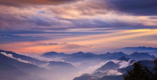 escapekit:  Taiwan Fog Taiwanese photographer Bai Heng-yao captures colourful shots of fog as it rolls into the city of Taipei, Taiwan. Escape Kit / Twitter  / Subscribe