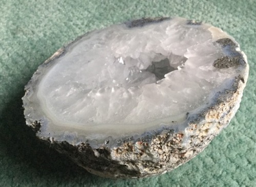 sylkaen:check out this cool geode!! my mom and i found it while cleaning the garage.. mine now :Dit’