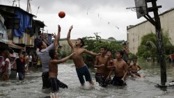 Tombottsy:    Filipino Boys Play Basketball In Floodwater From A  Swollen Creek At