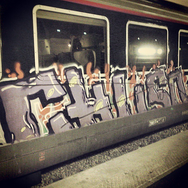 ☆☆☆ Reportage en images à #Paris ☆☆☆☆
#flop #paristonkarmagazine #art #gare #streetart #graffiti #writer #artistes #stencil #painting #art #urban #train #Paris #france #tag #throwup #drawings #vandale #vandalism #hiphop #ville