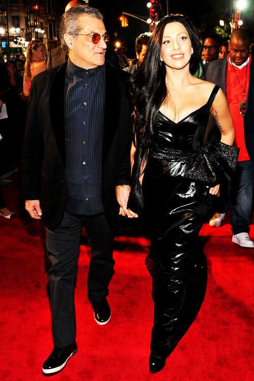  Gaga and her dad on the red carpet. 