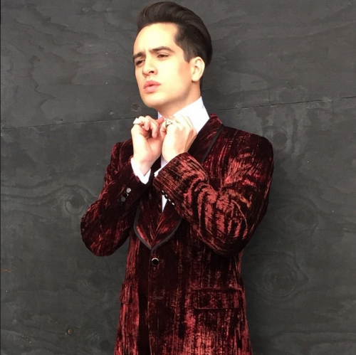 panicatthedanceclass:urieking:Brendon urie on set for the new music video - 5/14/2015