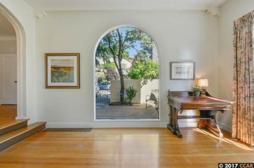 househunting:$1,500,000/5 br3500 sq ftOakland, CAWho installs a human-sized stained-glass window in 