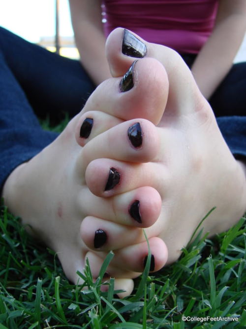 jo2femsoles2: bigsoftsoles: Sasha from College Feet Archive Sasha is amazing!!!