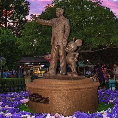 Who doesn’t love this statue of Walt and Mickey. I mean, it’s a park icon. (at Disneyland)ww
