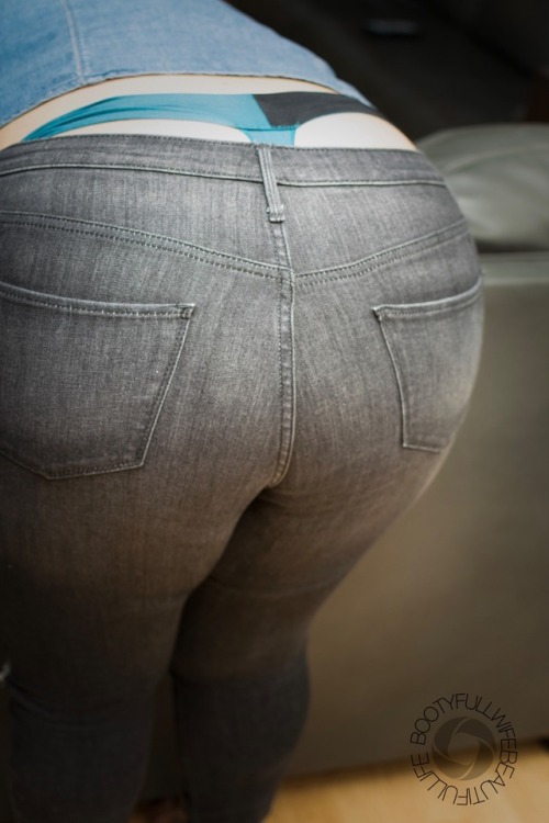 bootyfullwifebeautifullife: We invite you over, you walk in our living room and see this, what do yo