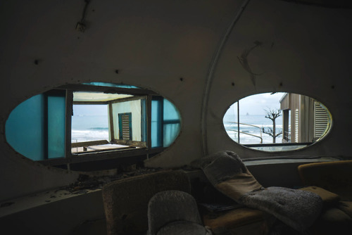 abracatastrofe: elugraphy: 台湾のUFO型ハウスAbandoned UFO houses in Taiwan. ️