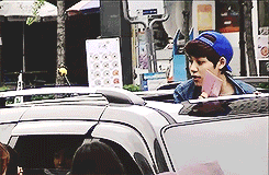 :  yijung interacting with the fans through the sunroof of the car~ 
