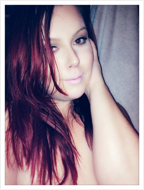 kurvygirlswag:  Ohh this makes me miss my bright red hair. So hard to keep up though.