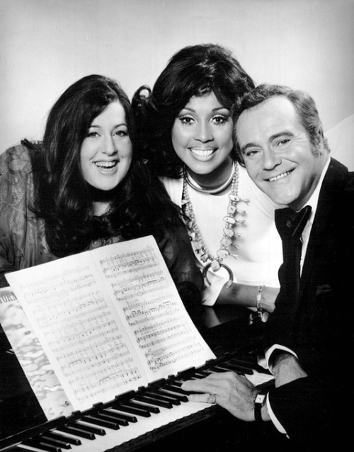 nostalgia-eh52: 1973 Cass Elliot, Diahann Carroll & Jack Lemmon in a TV special 