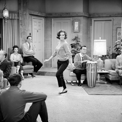 Mary Tyler Moore (as Laura Petrie) and, in the background, Ann Morgan Guilbert and Jerry Paris (as M