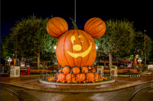 halloweenatdusk:Halloween time at Disneyland