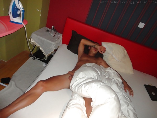 hot-sleeping-guys:  Z-z-z Hot Sleeping Guys z-z-Z Your sumbissions on i_love_sleeping_guys(at)yahoo.com