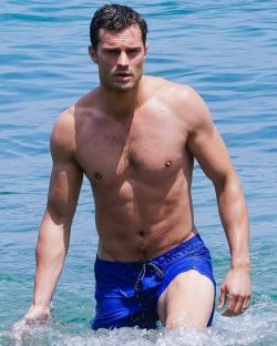 malecelebhub:JAMIE DORNAN