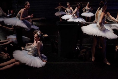 kameliendame: Dancers of the Paris Opera Ballet backstage during La Bayadère ph. Benjamin Mil