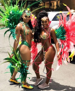 iamblackenedgold:I love the Caribbean life!