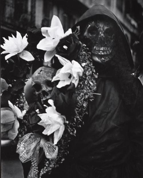 gentlemanlosergentlemanjunkie:John Gutmann, Death with Flowers, New Orleans, 1937.