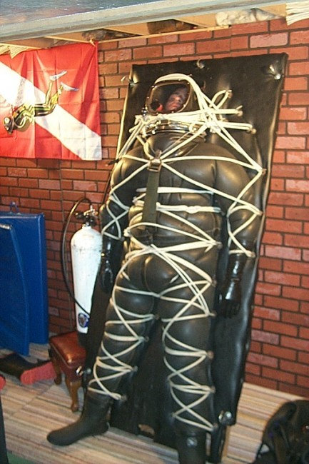 ruberplan:  Taucher in schwierigkeiten Diver in trouble  AAAAAH, would love to try that gear