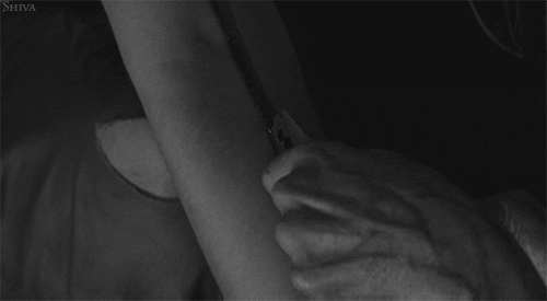 cortes-que-salvam:  Dizem que o que não mata fortalece, e é exatamente o que acontece quando eu me corto.