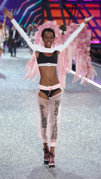 silkandcinnamon:Black models at the VSFS 2016 Showing off all the different ways they can make them