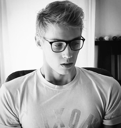 heliogabalusene:  grabyourankles:  Romeo by Hatnapper   Never say glasses can’t look sexy!