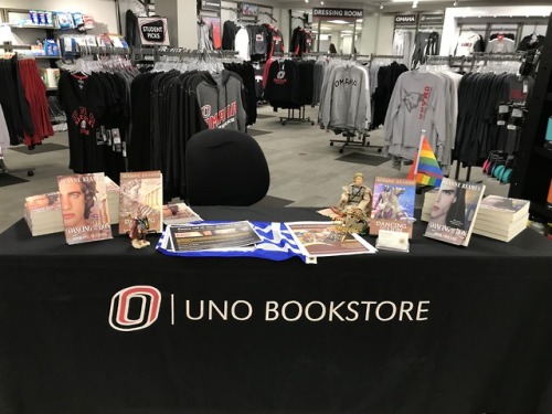 Signing at the UNO bookstore. I actually sold some books (and more than just 2 to allow the plural *