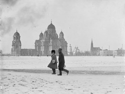 zolotoivek:  Walking on Tikhvin Square, Irkutsk, 1919. 