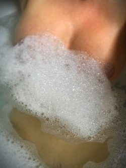 secretsexcloset:Mmmmmmm nothing beats a hot, HOT bubble bath.